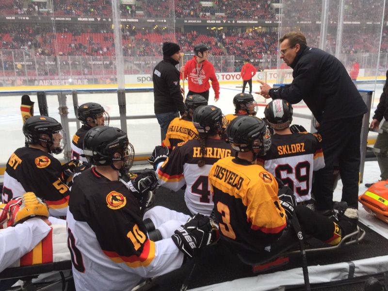 Gespannt warten die Spieler darauf, dass es losgeht.